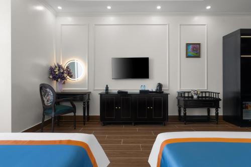 Телевизор и/или развлекательный центр в Sunrise Hotel Vân Đồn