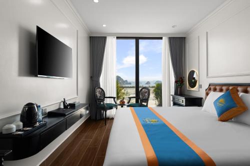 Кровать или кровати в номере Sunrise Hotel Vân Đồn