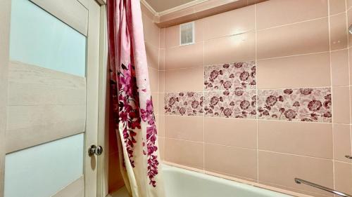 Koupelna v ubytování В центре Павлодара светлая квартира