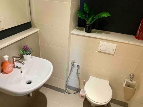 Un baño de Cozy Tamarind Suites