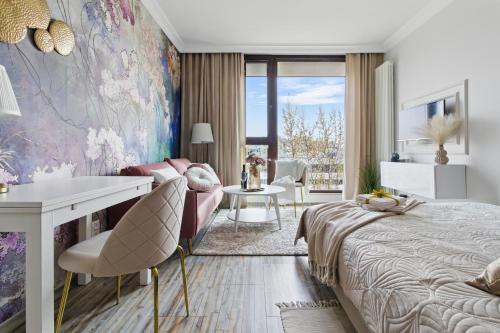 Lovely BOUTIQUE studios 2x1BR nearby Chopin Airport & 15 min to Centre by tram