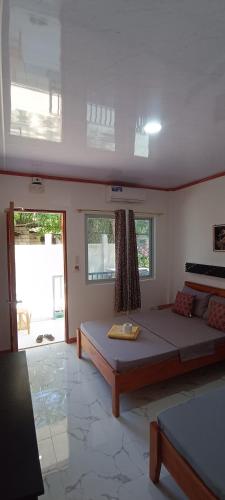 Khu vực ghế ngồi tại Alona J&J Tourist Inn