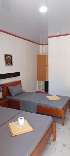 Khu vực ghế ngồi tại Alona J&J Tourist Inn