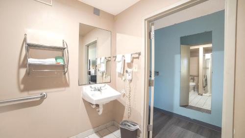 Koupelna v ubytování Mayfair Inn