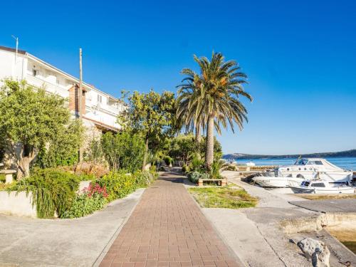 Serene seafront apartment in Rab