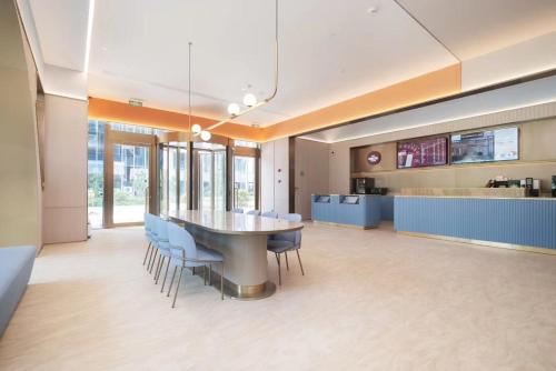 Η κουζίνα ή μικρή κουζίνα στο Hanting Hotel Shanghai Lingang New City Wanda Plaza