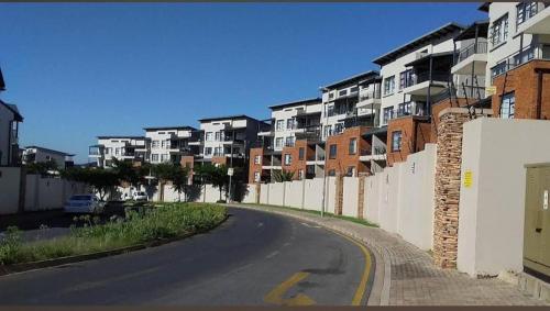 una calle vacía frente a los edificios de apartamentos en Southside Nest, en Johannesburgo