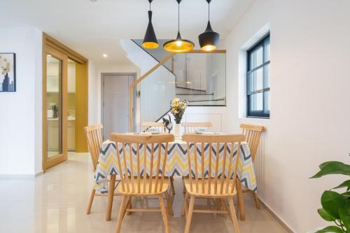 a dining room with a table and chairs at Poly Central Plaza By Boli at Sanya City Center#Near Joy City in Sanya