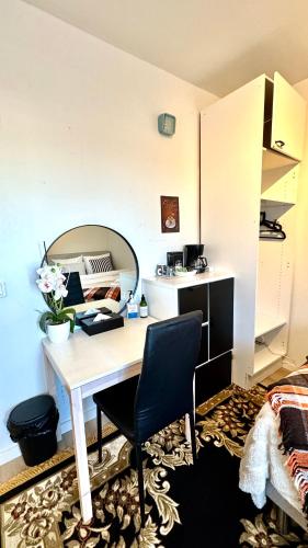 Η κουζίνα ή μικρή κουζίνα στο Private room only in apartment at Herttoniemi