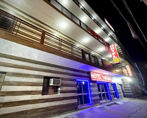 una camera d'albergo con un cartello hotel sul lato di un edificio di Hotel Tiwana a Chandīgarh