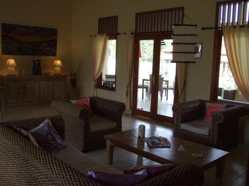 a living room with couches and a coffee table at Guesthouse Rumah Senang in Kalibaru