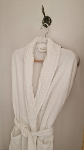 une serviette blanche suspendue à un crochet dans l'établissement La maison du Mont Saint Michel, à Pontorson