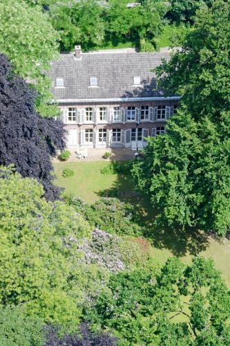 une vue aérienne sur une grande maison dans les arbres dans l'établissement Domaine Pansu, à La Celle-sous-Gouzon