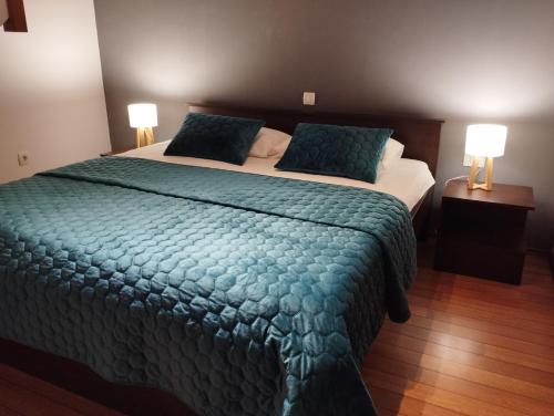 sypialnia z dużym łóżkiem z niebieską kołdrą w obiekcie Apartment Atlantis w Puli