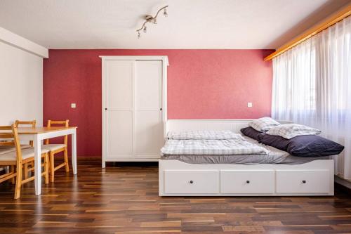 Postel nebo postele na pokoji v ubytování Schönes Studio in Guttet