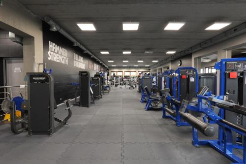 a gym with rows of machines in a room at Hotel Reśliński in Grodzisk Wielkopolski