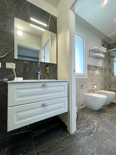 a bathroom with a sink and a tub and a toilet at VITA Residence in Castelvetro Piacentino