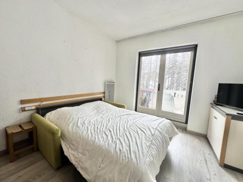une chambre avec un lit et une fenêtre dans l'établissement Résidence Eyssina - Studio pour 4 Personnes MAE-4911, à Vars
