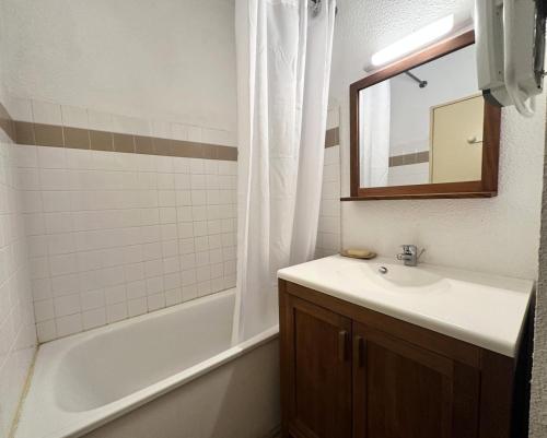 une salle de bain avec un lavabo, une baignoire et un miroir dans l'établissement Résidence Eyssina - Studio pour 4 Personnes MAE-4911, à Vars