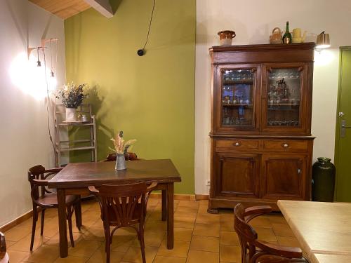 d'une salle à manger avec une table et une armoire en bois. dans l'établissement Gite d'étape Auberge Luna Piena, à Santa-Reparata-di-Moriani