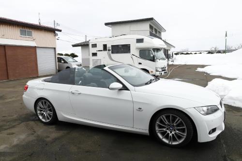 a white car parked in a parking lot at つるのやど 