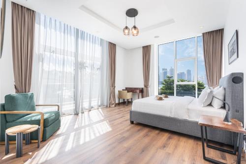 Palm Home next to Nakheel Mall with Private Beach