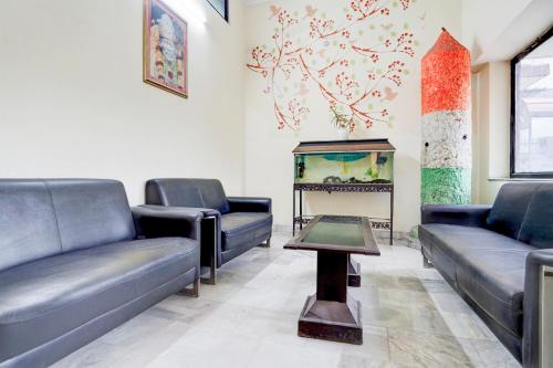 a waiting room with couches and a fish tank at Super Hotel O Tyagi Road near Railway Station in Dehradun