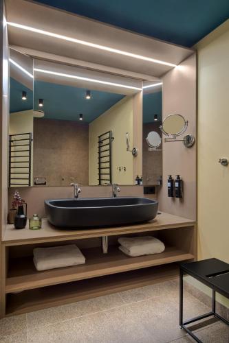 a large bathroom with a tub and a large mirror at WANDERLUST HOTEL - SUITE & SPA - APARTMENTS & VILLAS - Bardolino, Lago di Garda - Verona in Bardolino