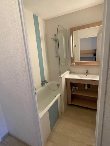une salle de bain avec une baignoire, un lavabo et une douche dans l'établissement Appartement Piscine et pinede - Wifi, à Saint-Raphaël