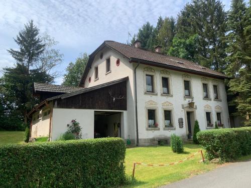 a white house with a black roof at Zigeunermühle in Weißenstadt