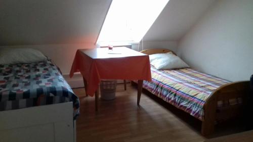 Cette petite chambre comprend un lit et une table avec un bureau. dans l'établissement DIJON entre gare et cathedrale, à Dijon