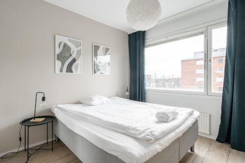 タンペレにあるHeartful 1BR Apartment with Balcony next to Railway Station - Hosted by 2ndhomesの大きなベッドと窓のある寝室