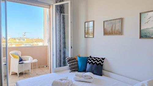 une chambre avec un lit et un balcon avec vue dans l'établissement GIALE MARE Apartments, à Grottammare