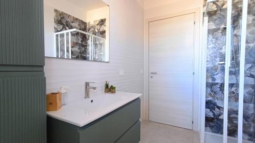 une salle de bain avec lavabo et douche dans l'établissement GIALE MARE Apartments, à Grottammare