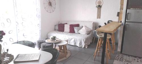 un petit salon avec un canapé et une table dans l'établissement Appartement front de mer, à Saint Cyprien Plage