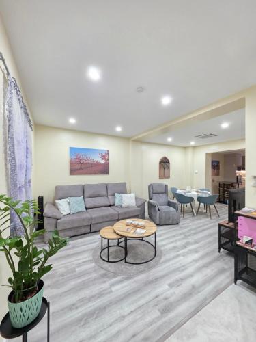 PinosoにあるCasa Rosaのソファとテーブルのあるリビングルーム