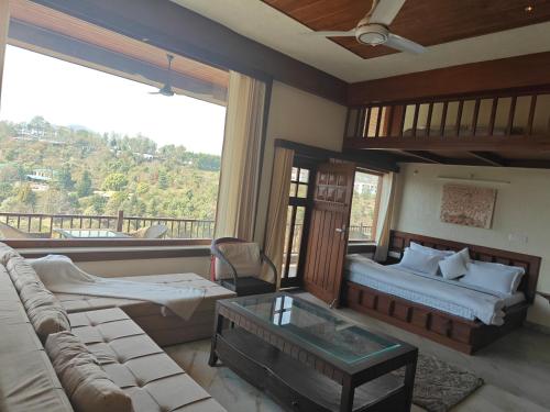 un salon avec un canapé et une table dans l'établissement ELDORA - LUXURY of LEISURE, à Bhimtal