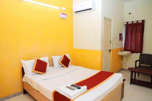 Postel nebo postele na pokoji v ubytování Shree Rajkamal Residency