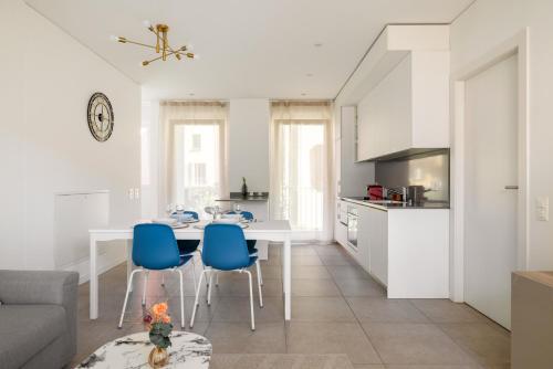Kuchyň nebo kuchyňský kout v ubytování Magic Deluxe Suites - Free Parking