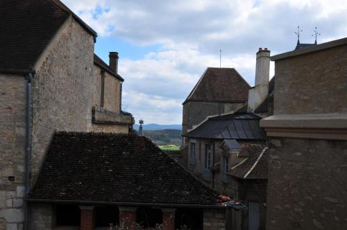 a view of roofs of buildings in a city at Les Glycines Vézelay in Vézelay