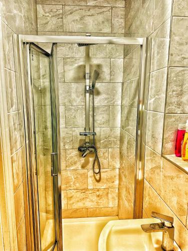 bagno con doccia e lavandino di Smartstay a Wigston Magna