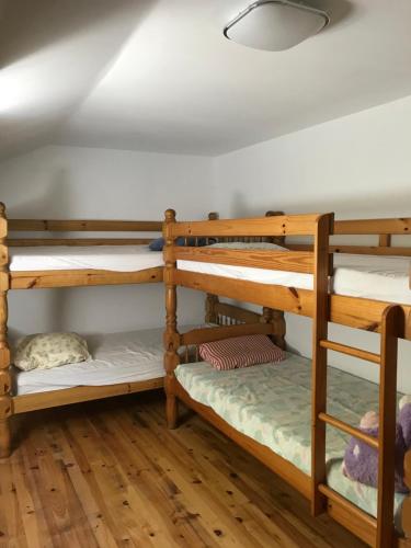 Cette chambre dispose de 3 lits superposés et d'un plafond. dans l'établissement La ferme du Liaumiers, à Saint-Cirgues-de-Jordanne