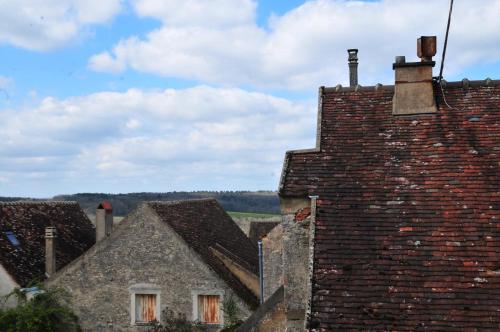 an old brick building with a chimney on top of it at Les Glycines Vézelay in Vézelay