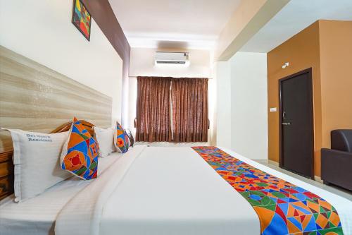 Postel nebo postele na pokoji v ubytování FabHotel Mani's Residency - Nr Coimbatore International Airport
