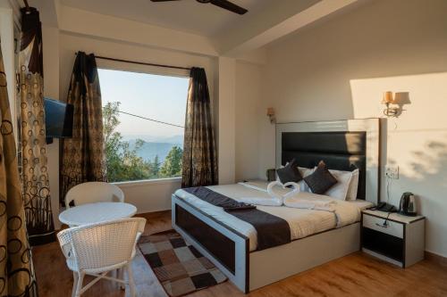 ShogiVatika Resorts Cottages的一间带大床和大窗户的卧室