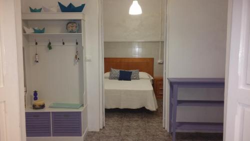 una camera da letto con un letto e uno specchio di Antigua Casa de Pescadores a San Pedro del Pinatar