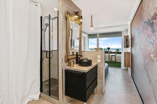 une salle de bain avec un lavabo et une douche dans l'établissement Morea Port nature vue mer, au Cap d'Agde