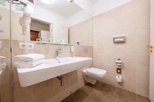 a bathroom with a sink and a toilet at Alt Lohbrügger Hof in Hamburg