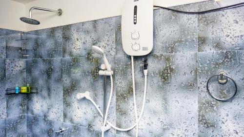 Bilik mandi di Eco Breath Cabana