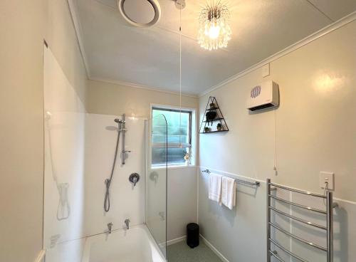 y baño con ducha y cabina de ducha acristalada. en Rotorua Holiday Home - Prime Location - With Garden, en Rotorua